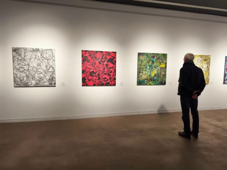 Paisaje, multitud y nuevas miradas en la exposición gratuita de Germán Bandera en Nerja