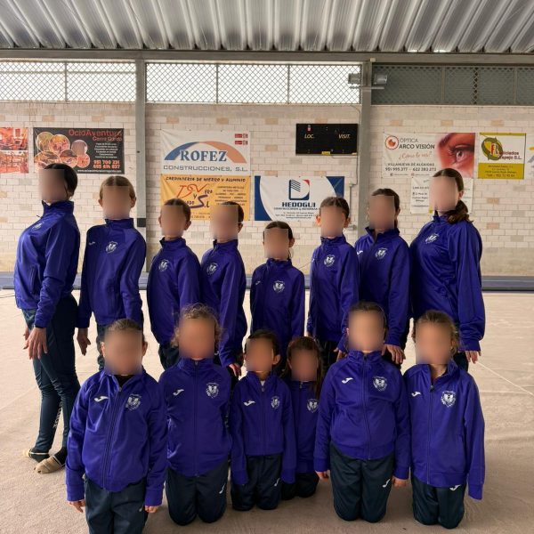 El Ayuntamiento de Cuevas Bajas entrega nuevos chándales a las alumnas de gimnasia rítmica