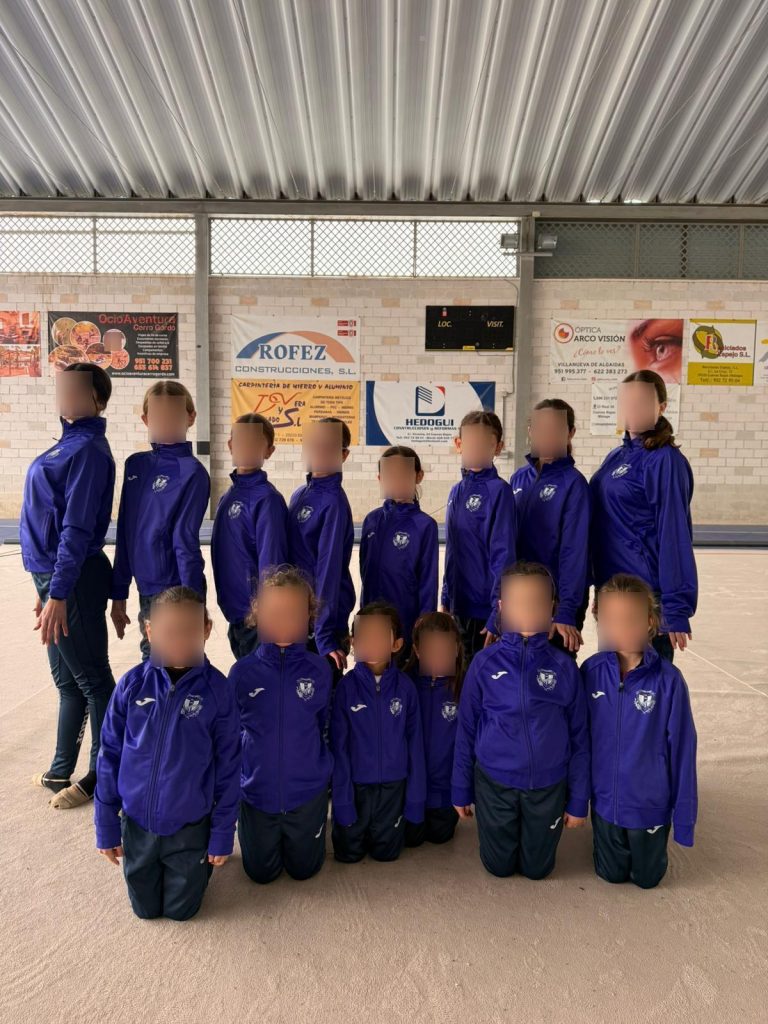 El Ayuntamiento de Cuevas Bajas entrega nuevos chándales a las alumnas de gimnasia rítmica