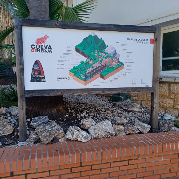 Un panel con QR impulsa la candidatura UNESCO de la Cueva de Nerja