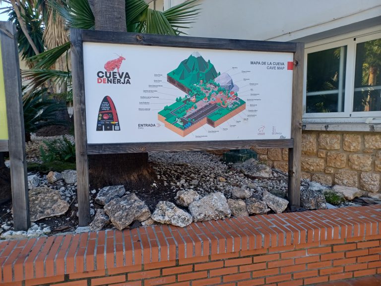 Un panel con QR impulsa la candidatura UNESCO de la Cueva de Nerja