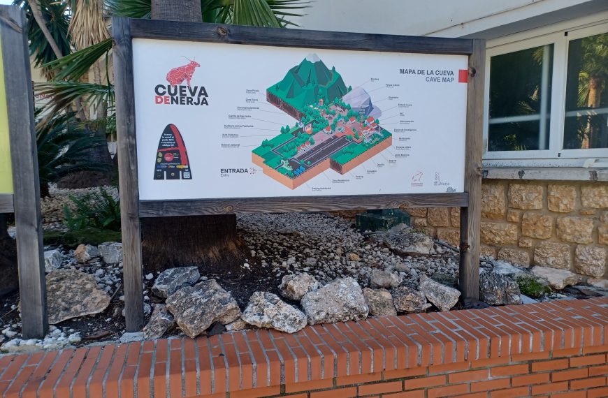 Un panel con QR impulsa la candidatura UNESCO de la Cueva de Nerja