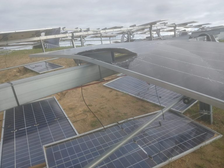 Alertan del impacto ambiental tras la destrucción de miles de placas solares en la cabecera de los pantanos que abastecen a Málaga