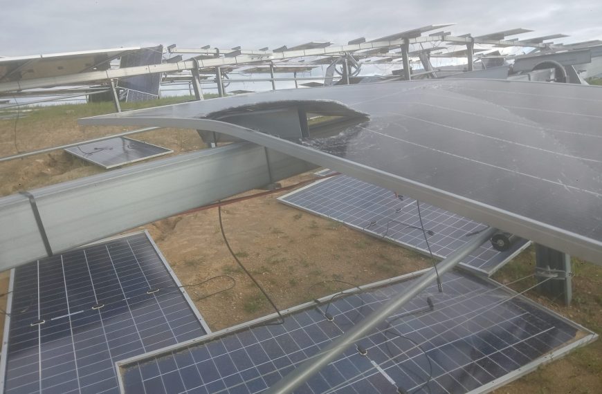 Alertan del impacto ambiental tras la destrucción de miles de placas solares en la cabecera de los pantanos que abastecen a Málaga