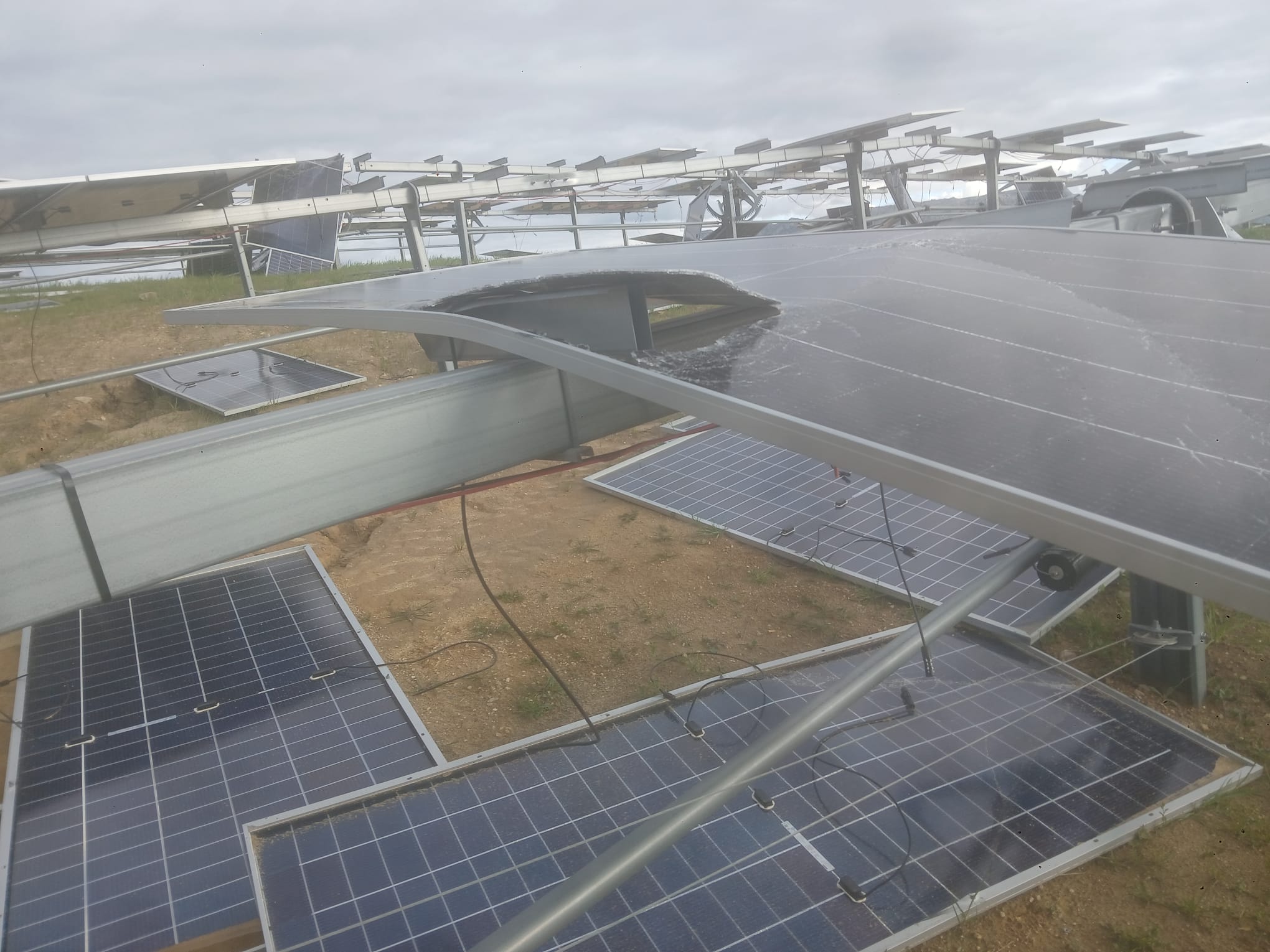 Alertan del impacto ambiental tras la destrucción de miles de placas solares en la cabecera de los pantanos que abastecen a Málaga