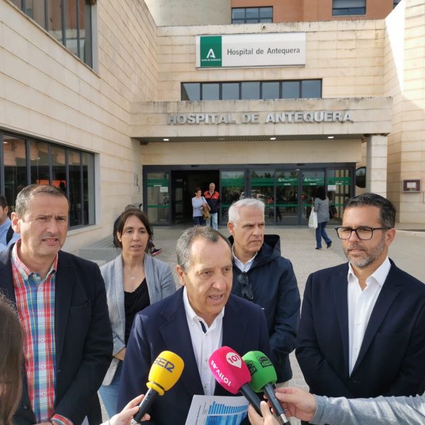 El PSOE denuncia el colapso de la sanidad pública andaluza y exige responsabilidades a la Junta por el aumento de las listas de espera