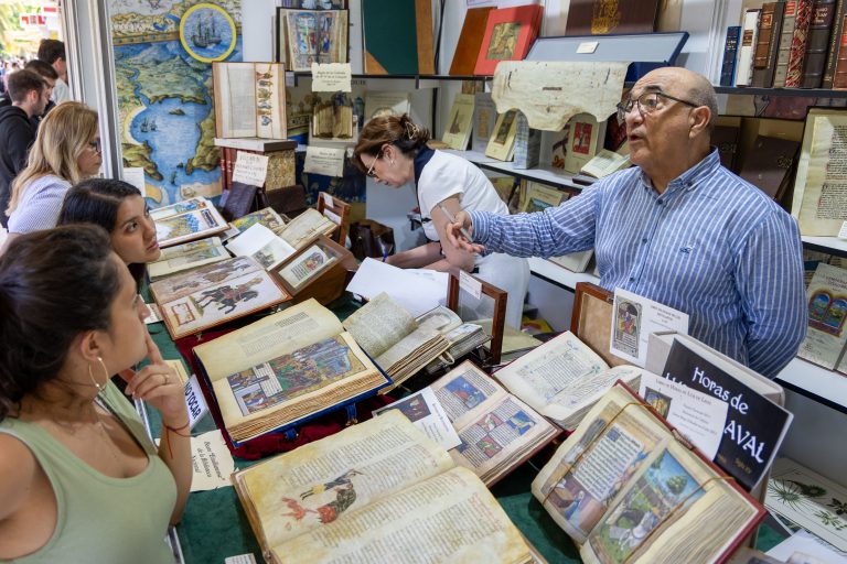 La 55ª Feria del Libro de Málaga reúne a más de medio centenar de librerías y editoriales en el Paseo del Parque