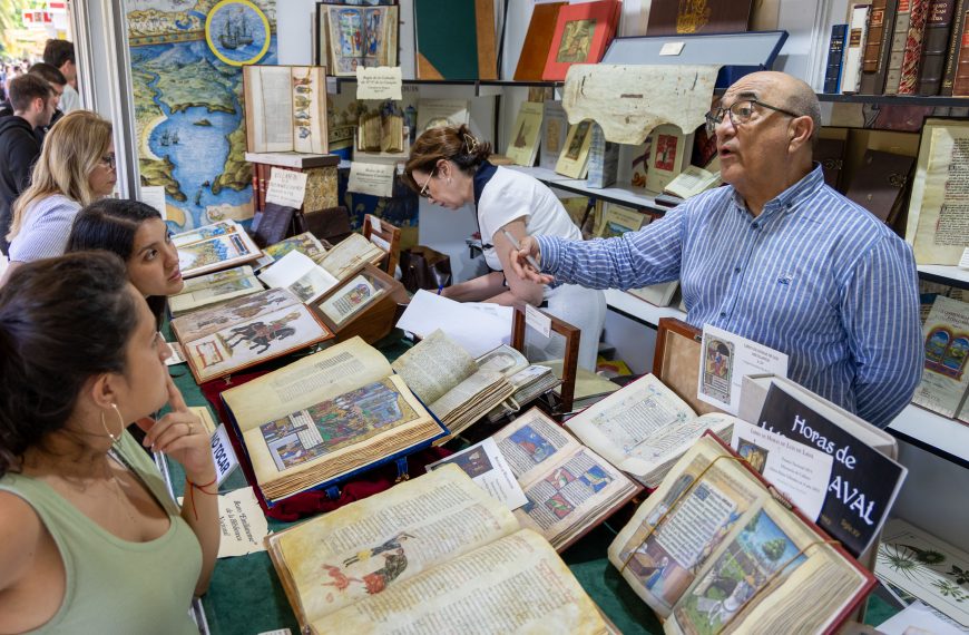 La 55ª Feria del Libro de Málaga reúne a más de medio centenar de librerías y editoriales en el Paseo del Parque