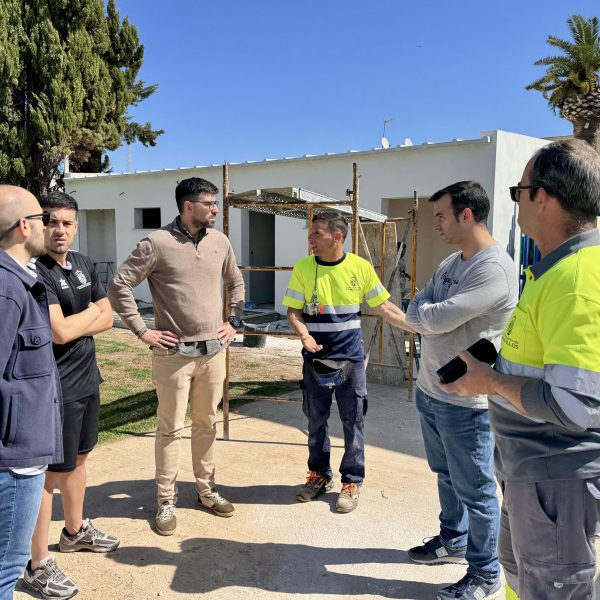 El Ayuntamiento de Campillos ultima las obras de construcción de la nueva zona de aseos y vestuarios de la piscina municipal de verano