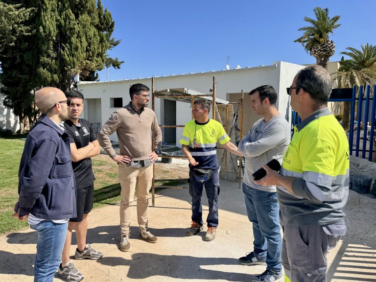 El Ayuntamiento de Campillos ultima las obras de construcción de la nueva zona de aseos y vestuarios de la piscina municipal de verano