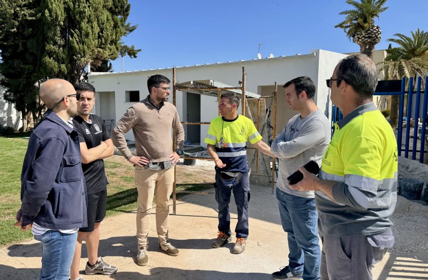 El Ayuntamiento de Campillos ultima las obras de construcción de la nueva zona de aseos y vestuarios de la piscina municipal de verano