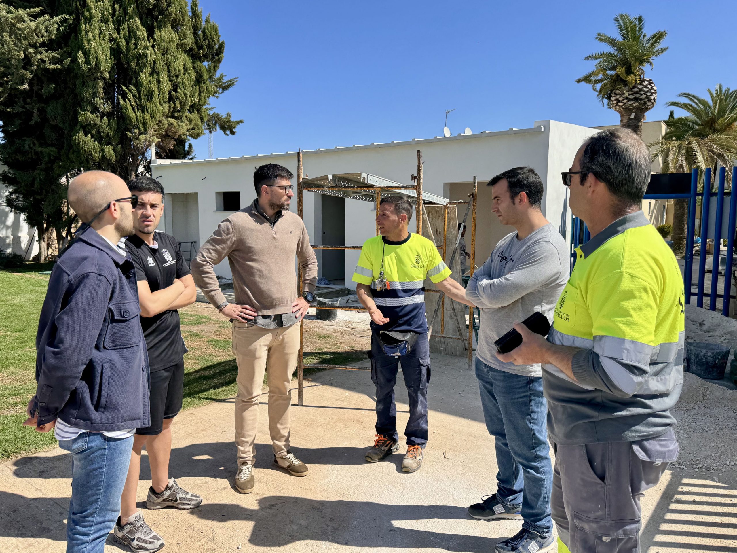 El Ayuntamiento de Campillos ultima las obras de construcción de la nueva zona de aseos y vestuarios de la piscina municipal de verano
