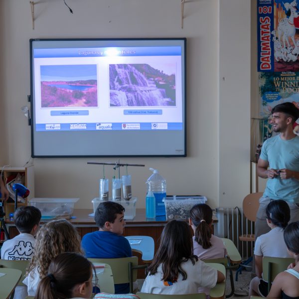 Expertos universitarios enseñan a escolares sobre la protección de acuíferos