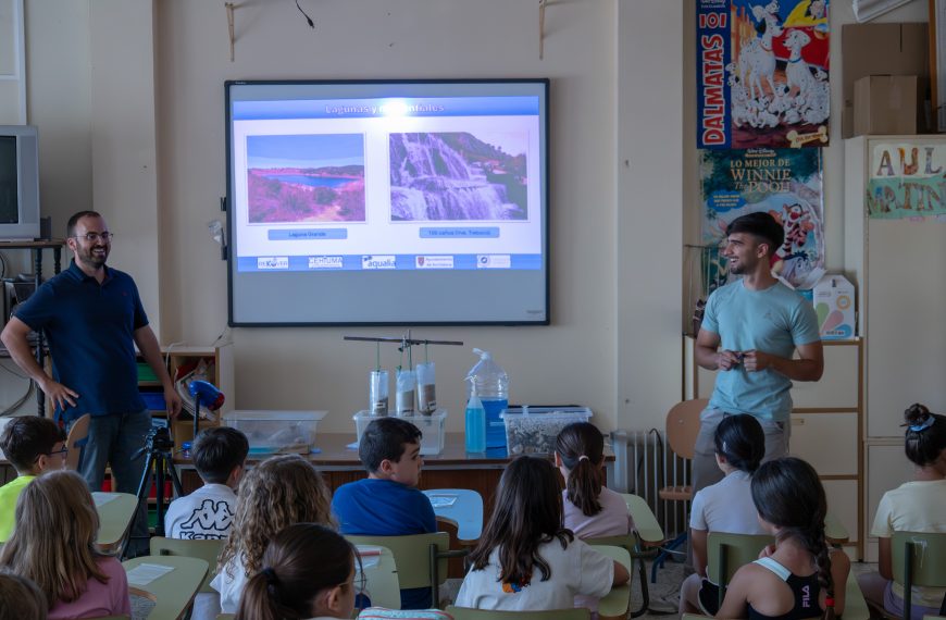 Expertos universitarios enseñan a escolares sobre la protección de acuíferos