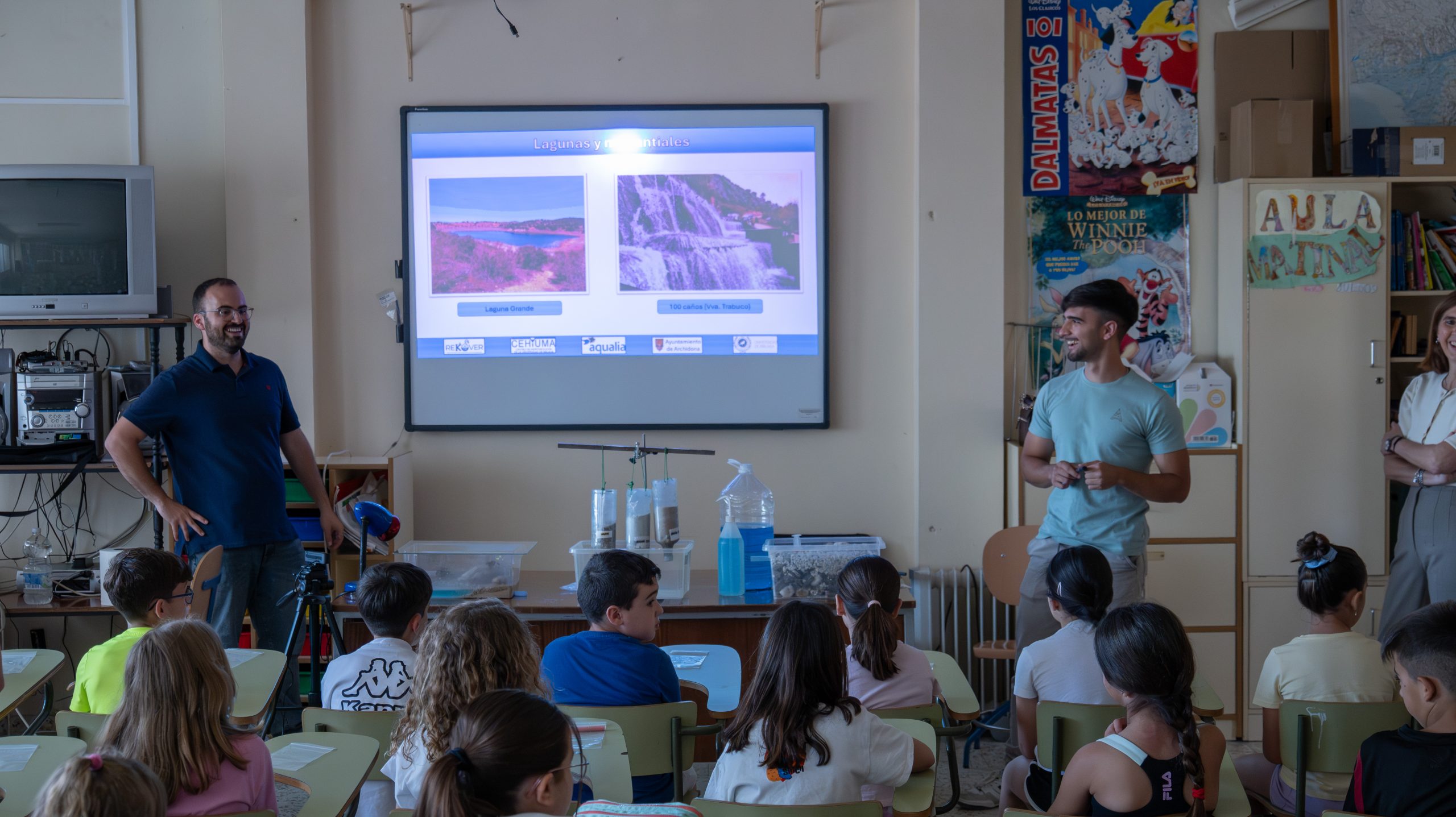 Expertos universitarios enseñan a escolares sobre la protección de acuíferos