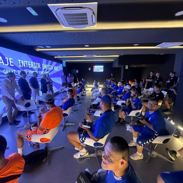 El equipo Genuine de la Fundación Málaga CF visita la Cueva de Nerja en una jornada dedicada a la inclusión