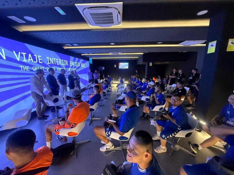El equipo Genuine de la Fundación Málaga CF visita la Cueva de Nerja en una jornada dedicada a la inclusión