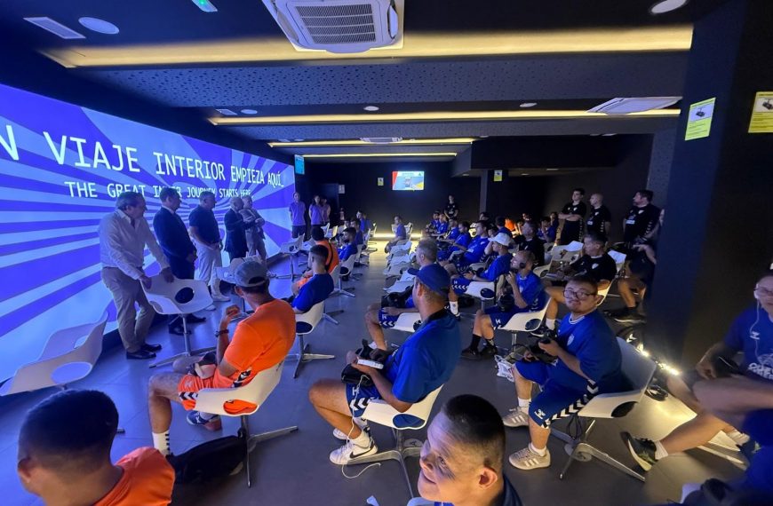 El equipo Genuine de la Fundación Málaga CF visita la Cueva de Nerja en una jornada dedicada a la inclusión