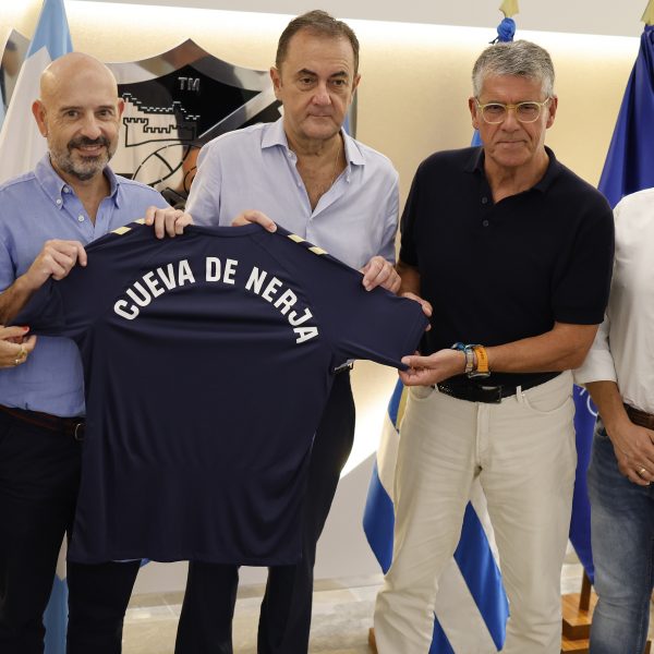 La Cueva de Nerja seguirá luciendo en la camiseta prematch del Málaga CF esta temporada