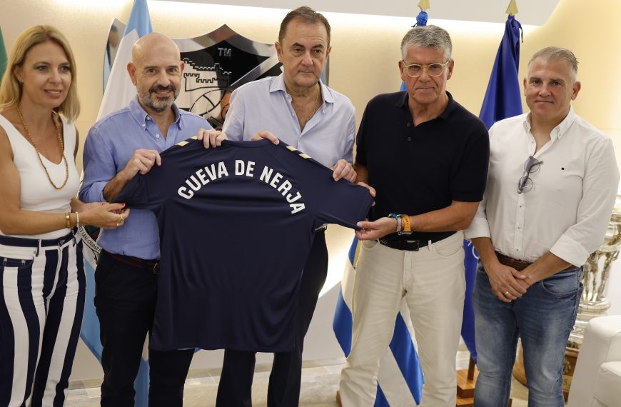 La Cueva de Nerja seguirá luciendo en la camiseta prematch del Málaga CF esta temporada