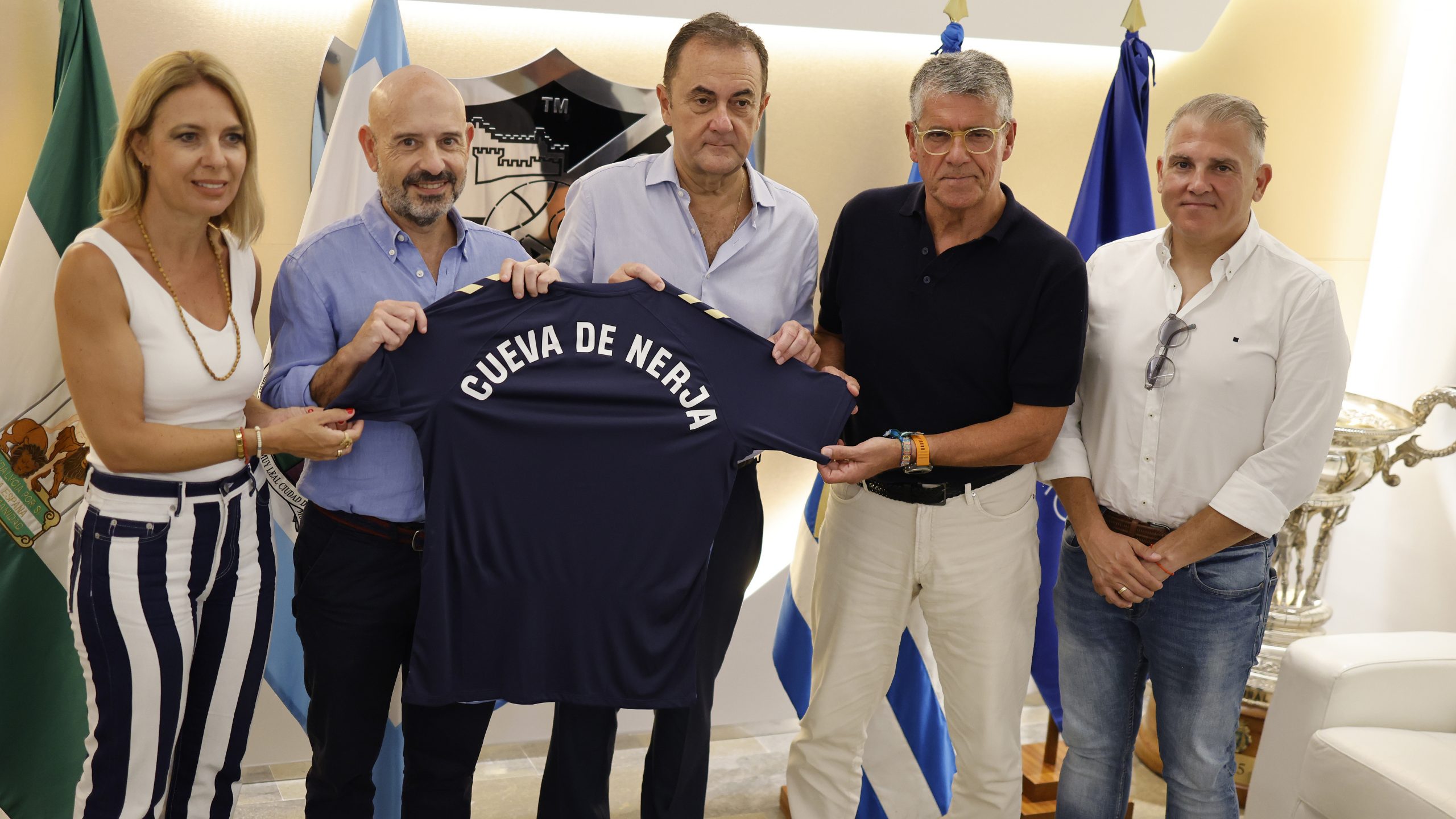 La Cueva de Nerja seguirá luciendo en la camiseta prematch del Málaga CF esta temporada