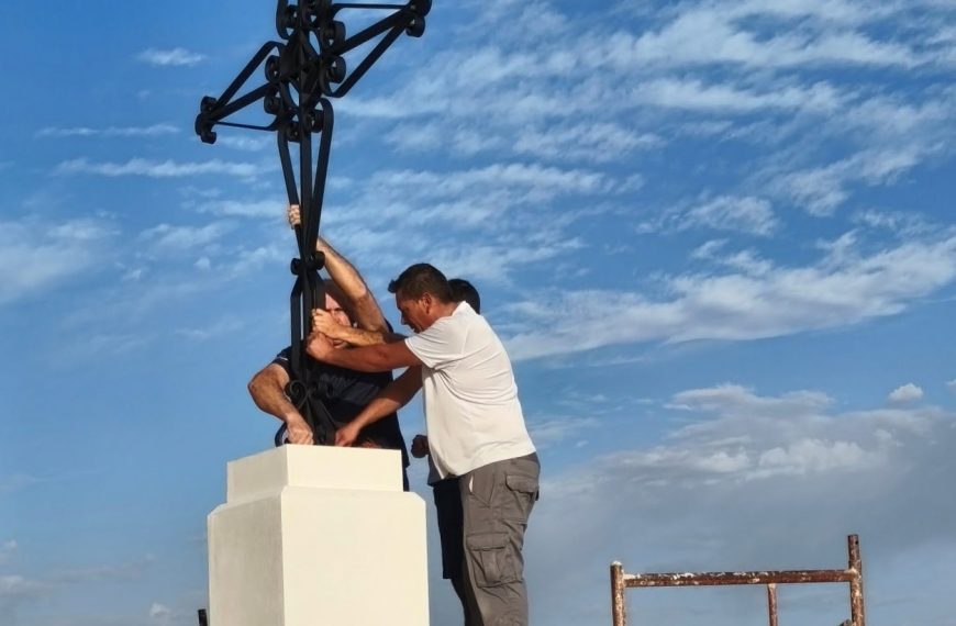 Sierra de Yeguas instala un monolito con una cruz en el Cerro de la Cruz