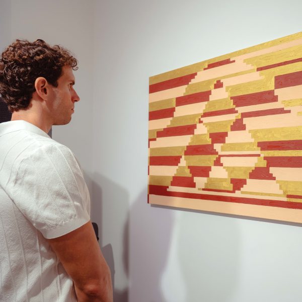 Simon Zabell explora la geometría y la introspección en su nueva exposición ‘Fondo y Folía’