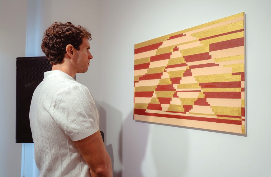 Simon Zabell explora la geometría y la introspección en su nueva exposición ‘Fondo y Folía’