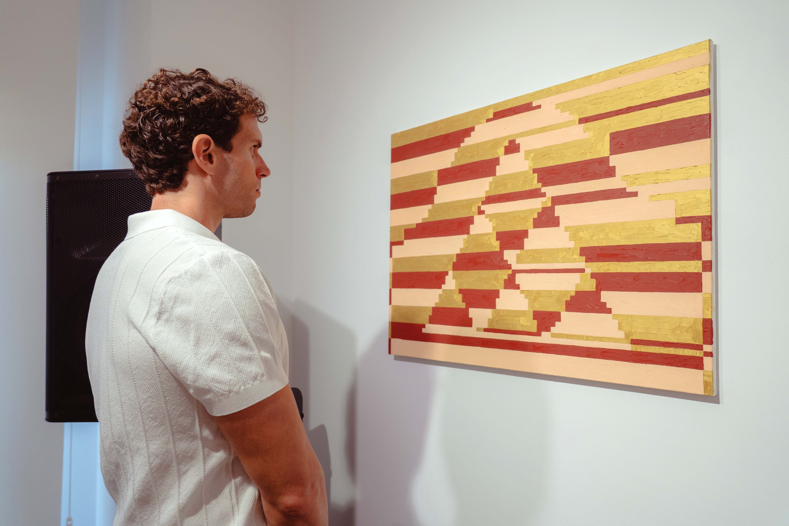 Simon Zabell explora la geometría y la introspección en su nueva exposición ‘Fondo y Folía’