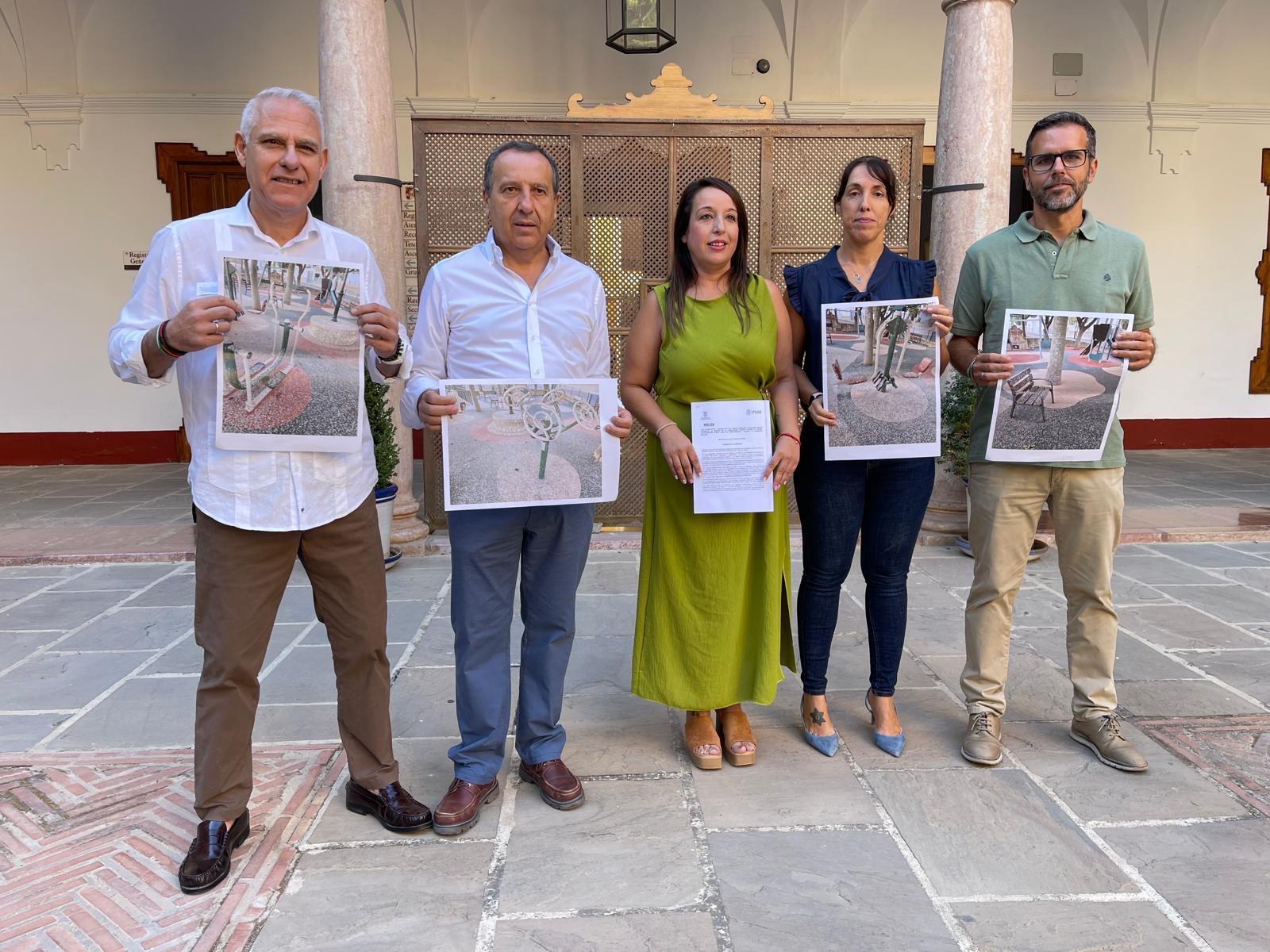 Ruiz Espejo reclama la limpieza y desinfección inmediata del parque infantil de Los Nogales